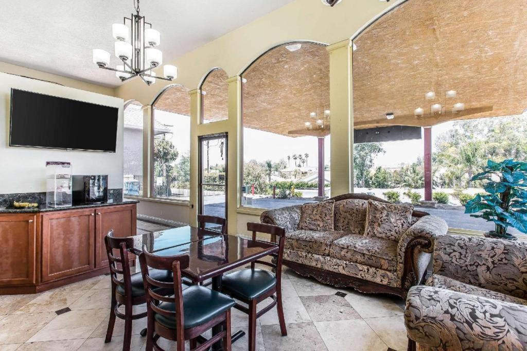 Rodeway Inn & Suites Canyon Lake-Menifee West Экстерьер фото