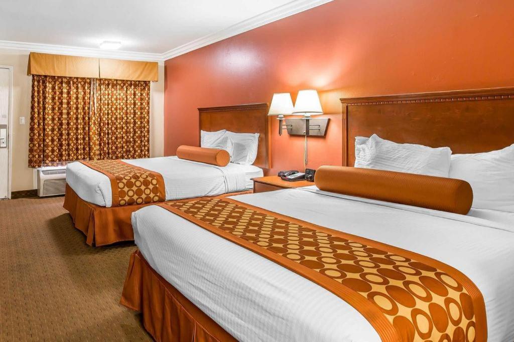 Rodeway Inn & Suites Canyon Lake-Menifee West Экстерьер фото
