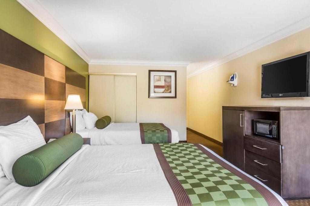 Rodeway Inn & Suites Canyon Lake-Menifee West Экстерьер фото