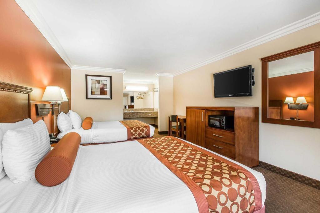 Rodeway Inn & Suites Canyon Lake-Menifee West Экстерьер фото