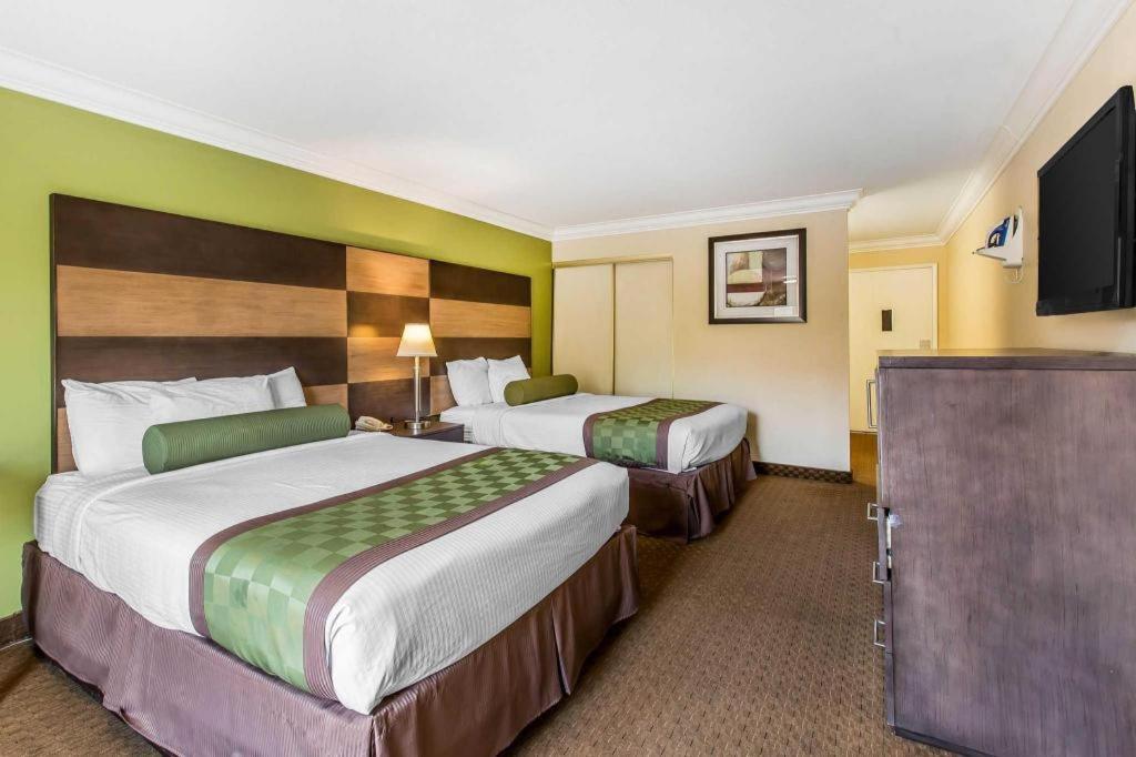 Rodeway Inn & Suites Canyon Lake-Menifee West Экстерьер фото