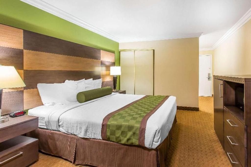 Rodeway Inn & Suites Canyon Lake-Menifee West Экстерьер фото