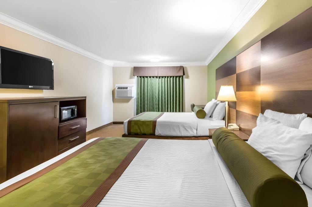 Rodeway Inn & Suites Canyon Lake-Menifee West Экстерьер фото