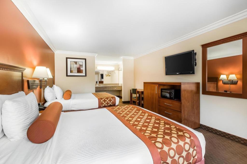 Rodeway Inn & Suites Canyon Lake-Menifee West Экстерьер фото