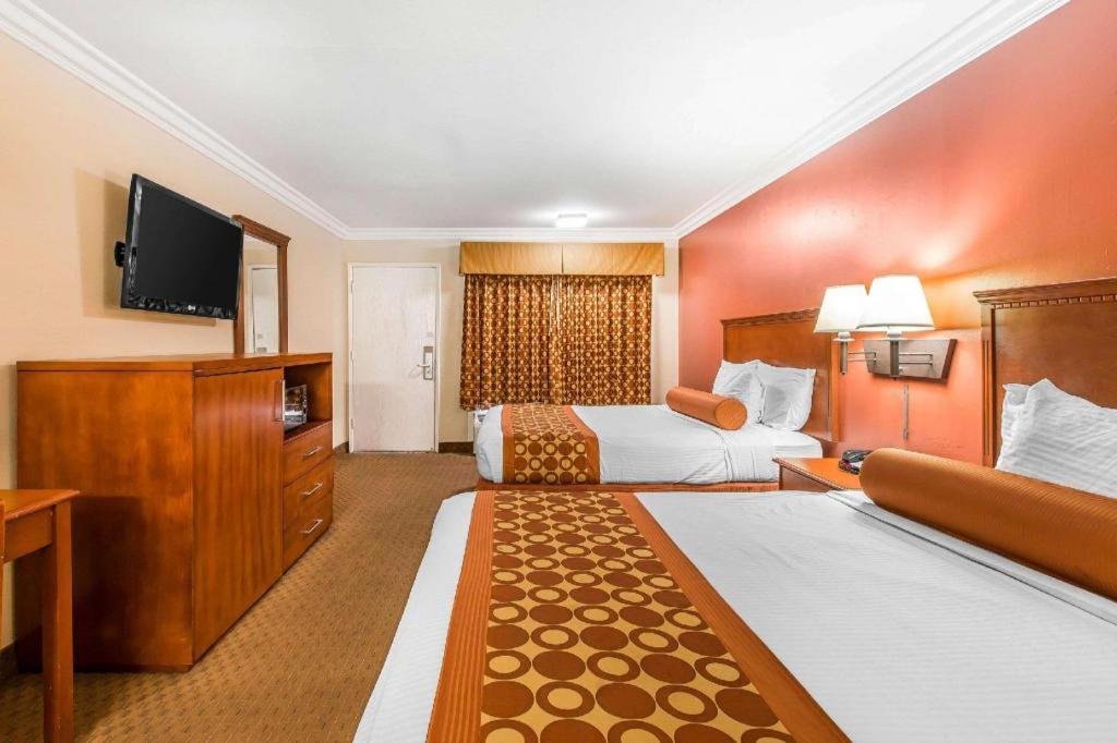 Rodeway Inn & Suites Canyon Lake-Menifee West Экстерьер фото