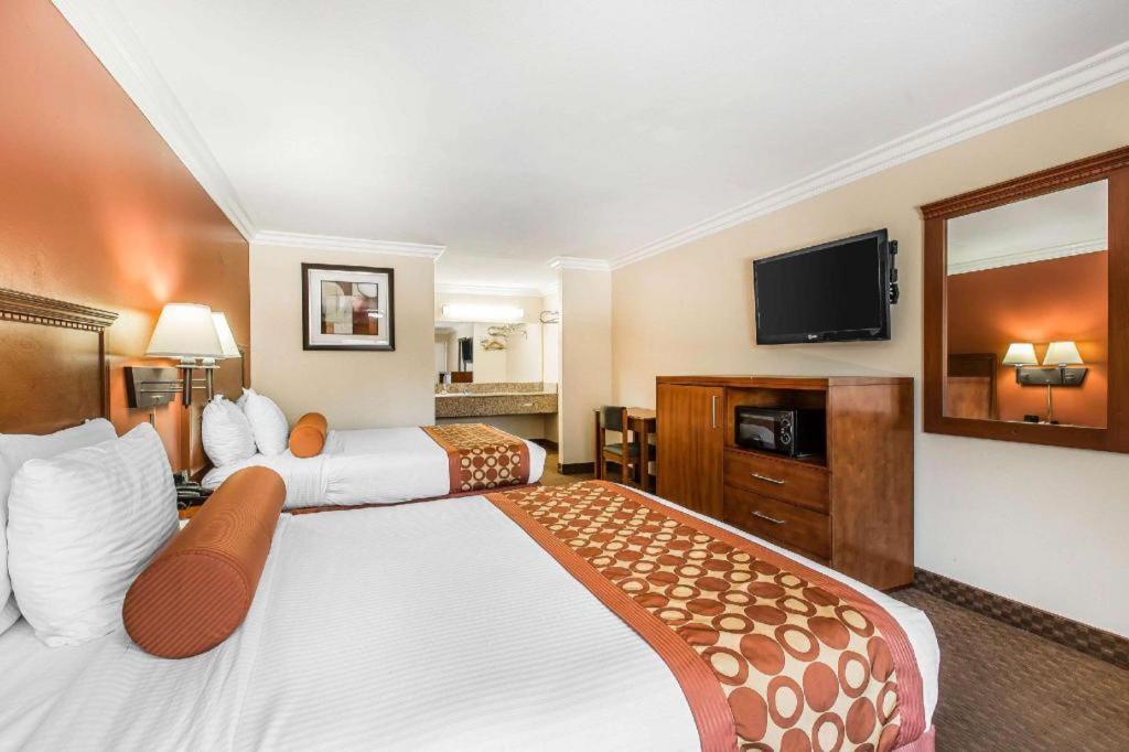Rodeway Inn & Suites Canyon Lake-Menifee West Экстерьер фото