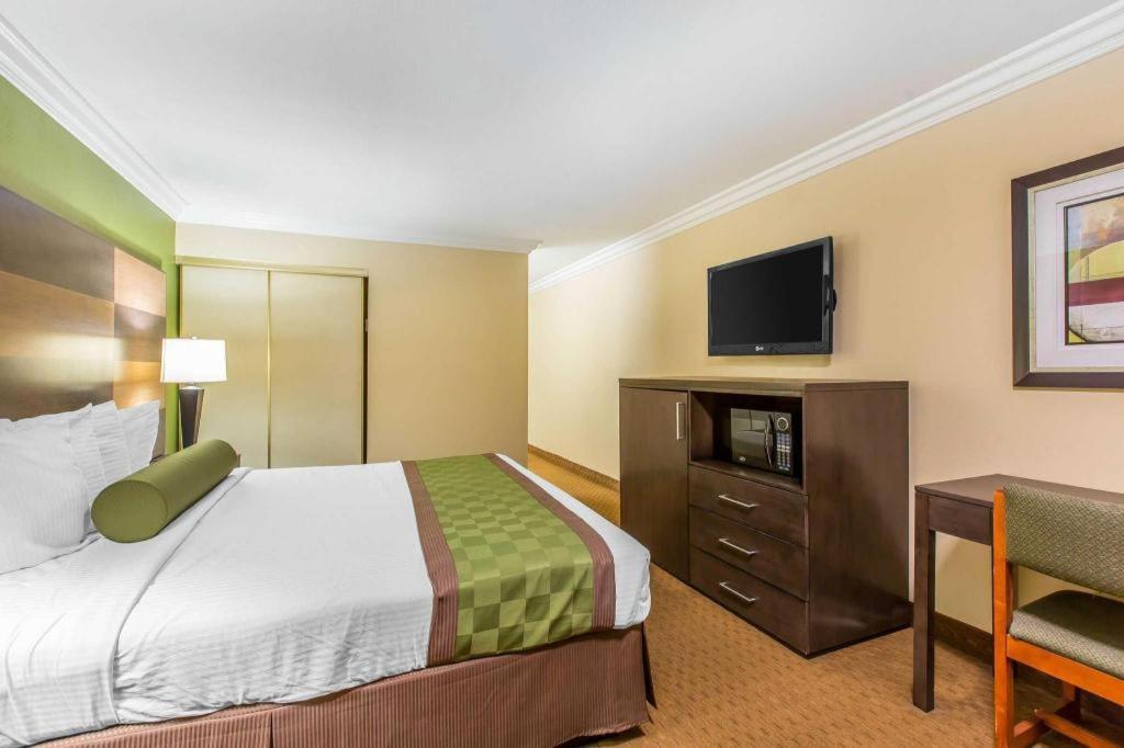Rodeway Inn & Suites Canyon Lake-Menifee West Экстерьер фото