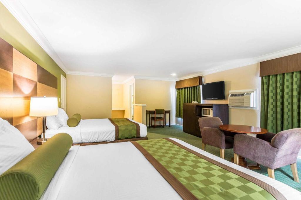 Rodeway Inn & Suites Canyon Lake-Menifee West Экстерьер фото