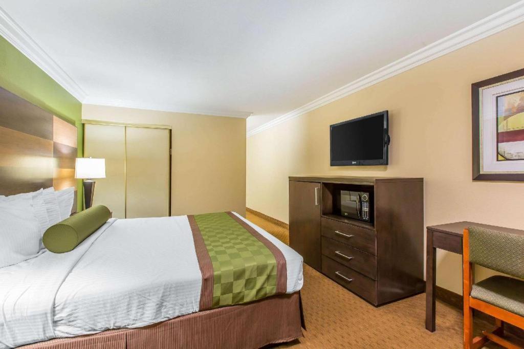 Rodeway Inn & Suites Canyon Lake-Menifee West Экстерьер фото