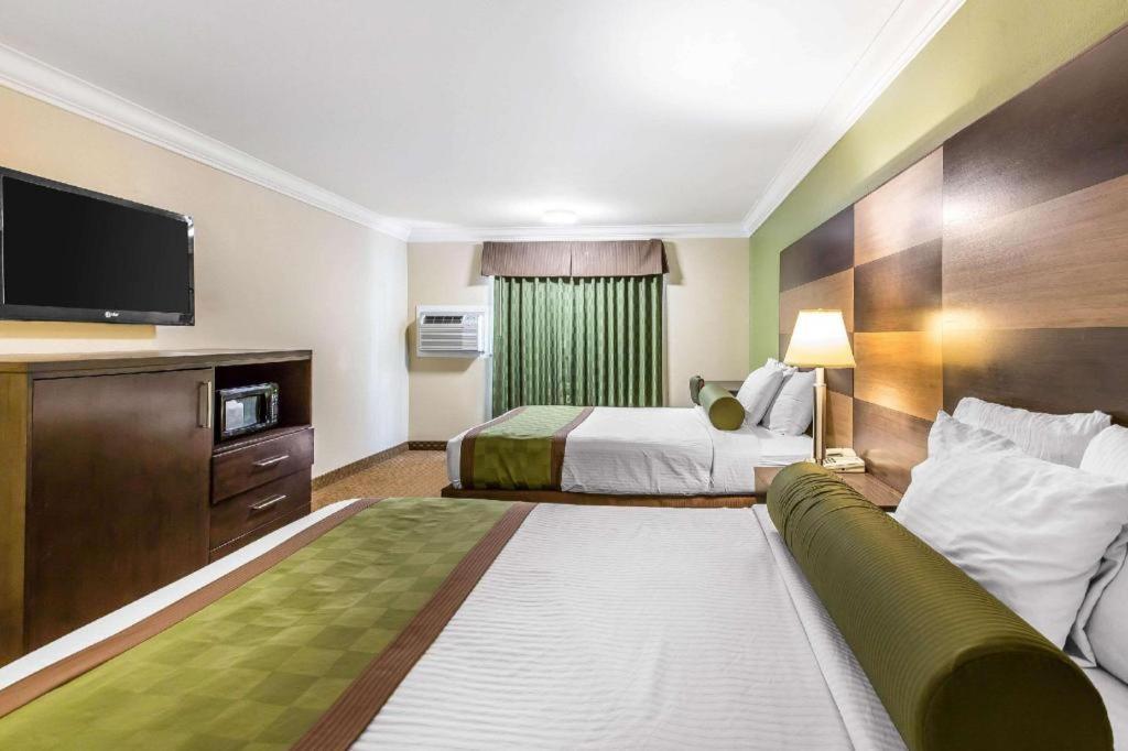 Rodeway Inn & Suites Canyon Lake-Menifee West Экстерьер фото