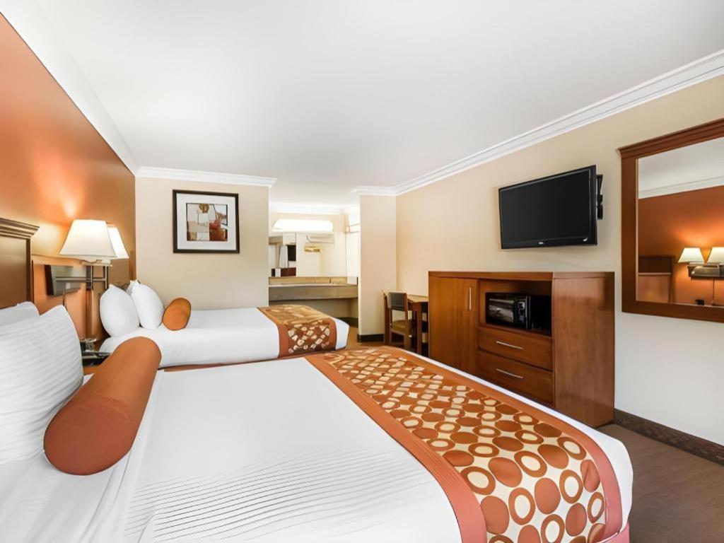Rodeway Inn & Suites Canyon Lake-Menifee West Экстерьер фото
