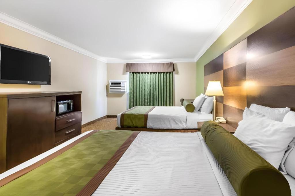 Rodeway Inn & Suites Canyon Lake-Menifee West Экстерьер фото