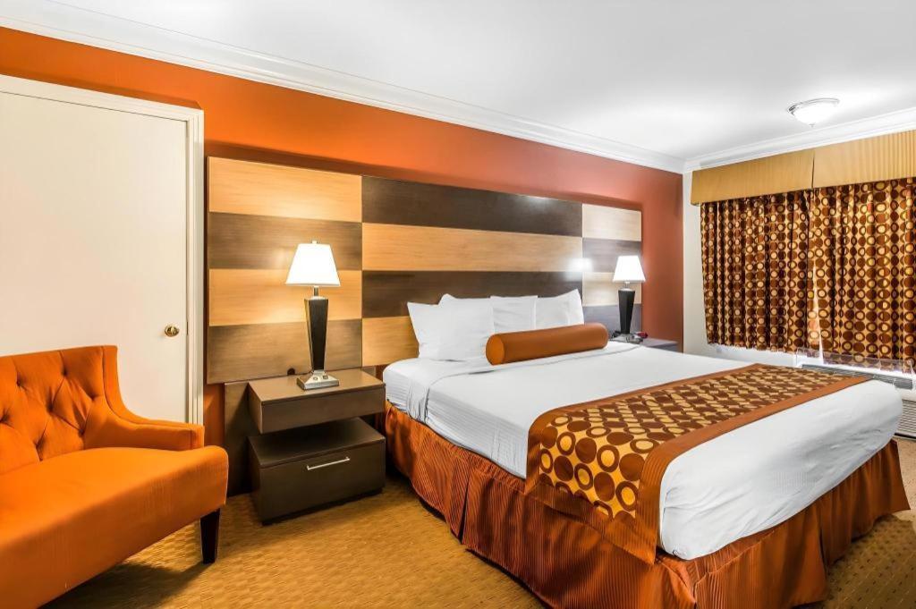 Rodeway Inn & Suites Canyon Lake-Menifee West Экстерьер фото