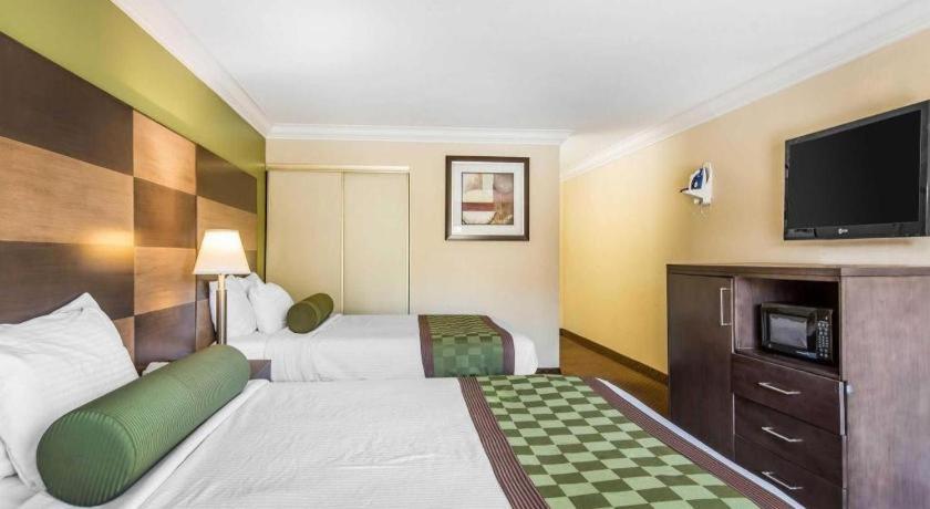 Rodeway Inn & Suites Canyon Lake-Menifee West Экстерьер фото