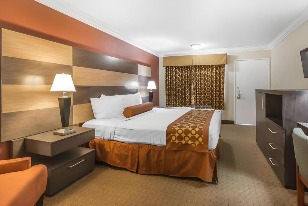 Rodeway Inn & Suites Canyon Lake-Menifee West Экстерьер фото