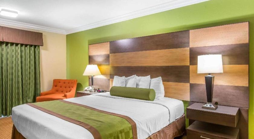 Rodeway Inn & Suites Canyon Lake-Menifee West Экстерьер фото