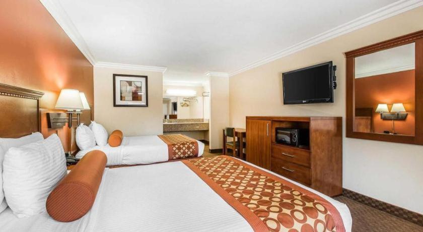Rodeway Inn & Suites Canyon Lake-Menifee West Экстерьер фото